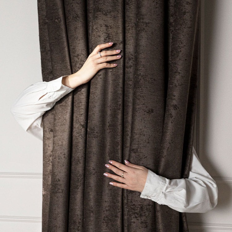 Zasłona welwetowa ciemna chłodna brązowa 140×260 cm – elegancka, półzaciemniająca, na przelotkach