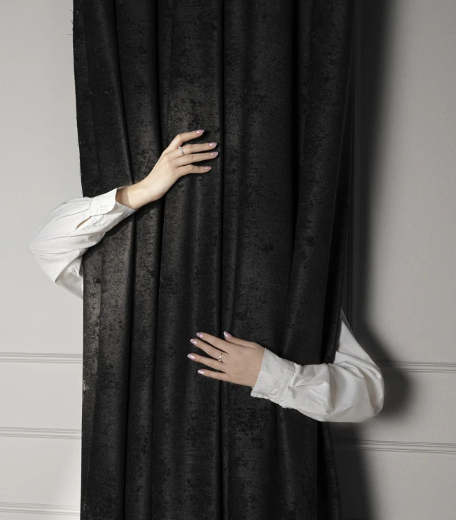 Zasłona welwetowa czarna 140×260 cm – elegancka, półzaciemniająca, na przelotkach