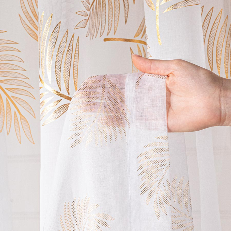 Firana gotowa na taśmie 140×250 cm – biała ze złotym połyskiem, elegancka dekoracja okna
