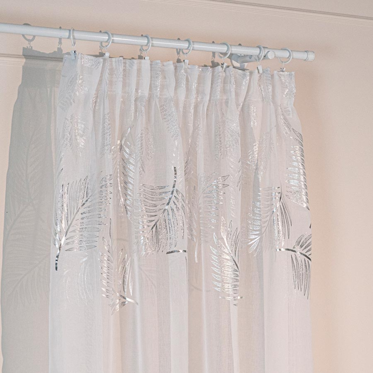Firana gotowa na taśmie 140×250 cm – biała ze srebrnym połyskiem, elegancka dekoracja okna