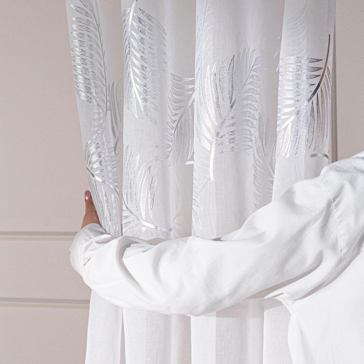 Firana gotowa na taśmie 140×250 cm – biała ze srebrnym połyskiem, elegancka dekoracja okna