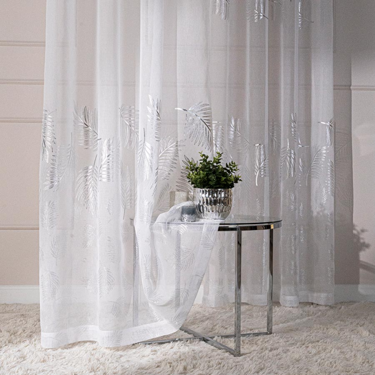 Firana gotowa na taśmie 140×250 cm – biała ze srebrnym połyskiem, elegancka dekoracja okna