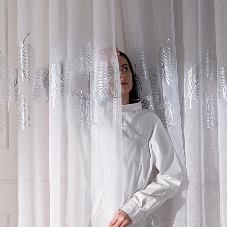 Firana gotowa na taśmie 140×250 cm – biała ze srebrnym połyskiem, elegancka dekoracja okna