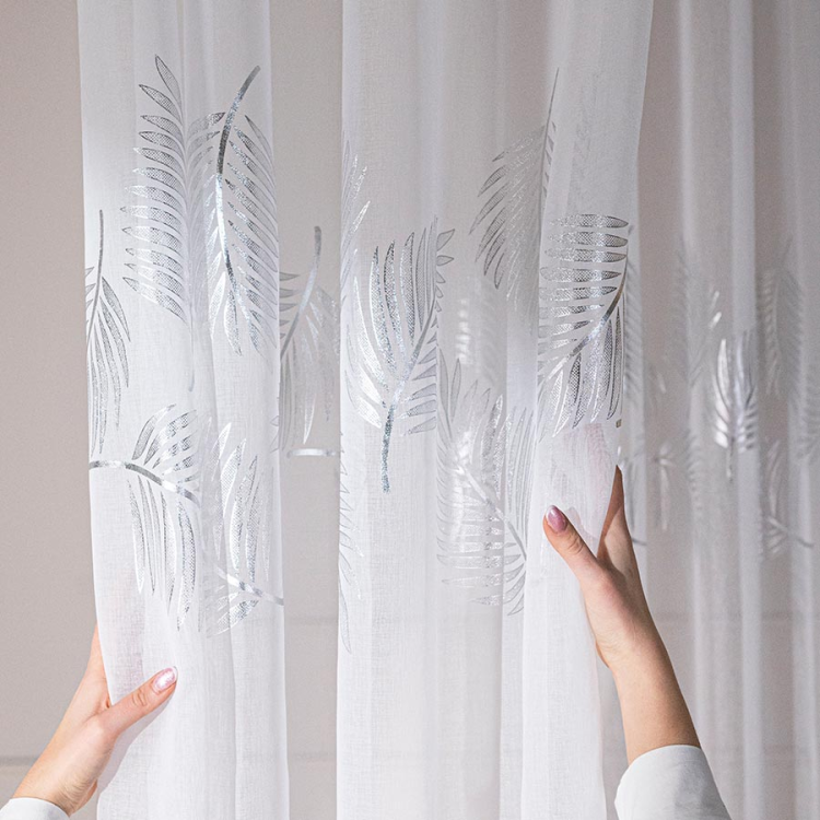 Firana gotowa na przelotkach 140×250 cm – biała ze srebrnym połyskiem, elegancka dekoracja okna