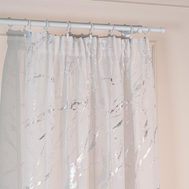 Firana gotowa biała ze srebrnym zdobieniem 140×250 cm – elegancka, na taśmie z ołowianką