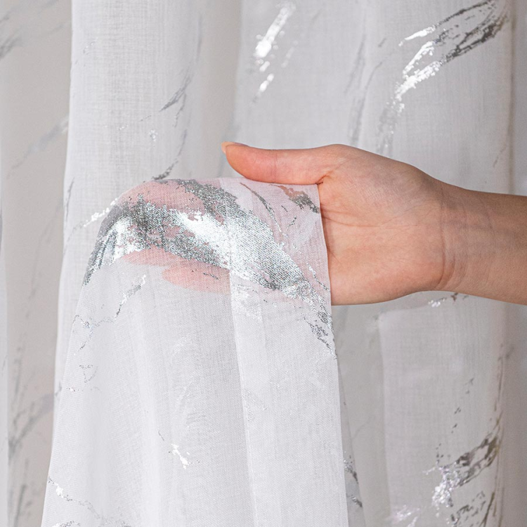 Firana gotowa biała ze srebrnym zdobieniem 140×250 cm – elegancka, na taśmie z ołowianką