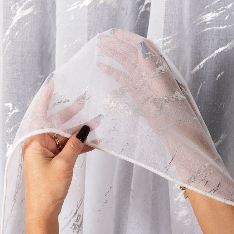 Firana gotowa biała ze srebrnym zdobieniem 140×250 cm – elegancka, na taśmie z ołowianką