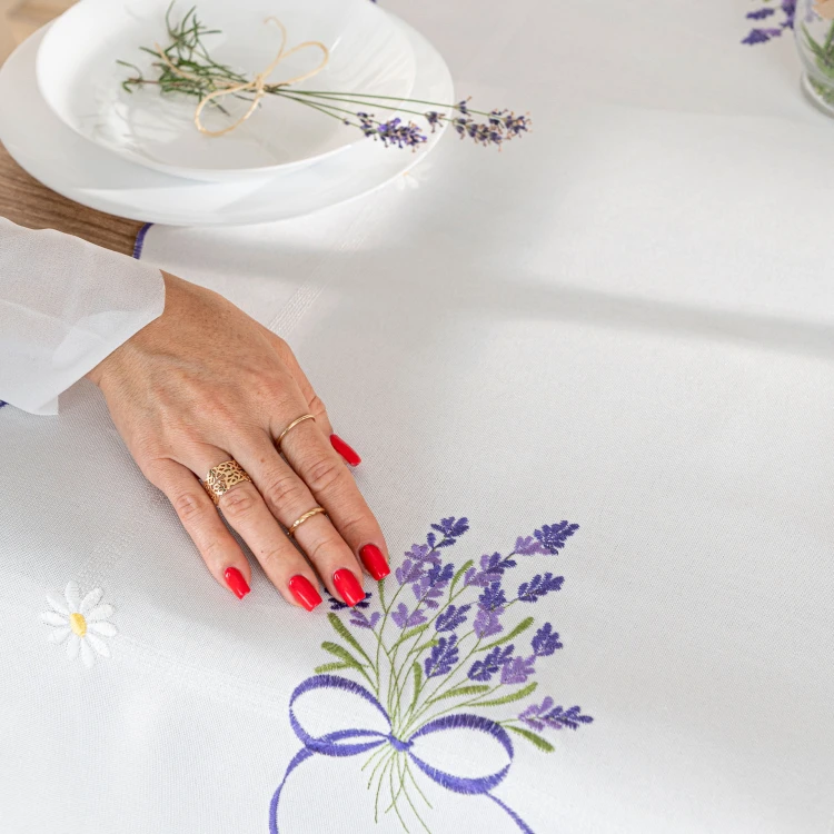 Serweta z haftem 85x85 cm, biała z fioletową lawendą na wiosnę, elegancka