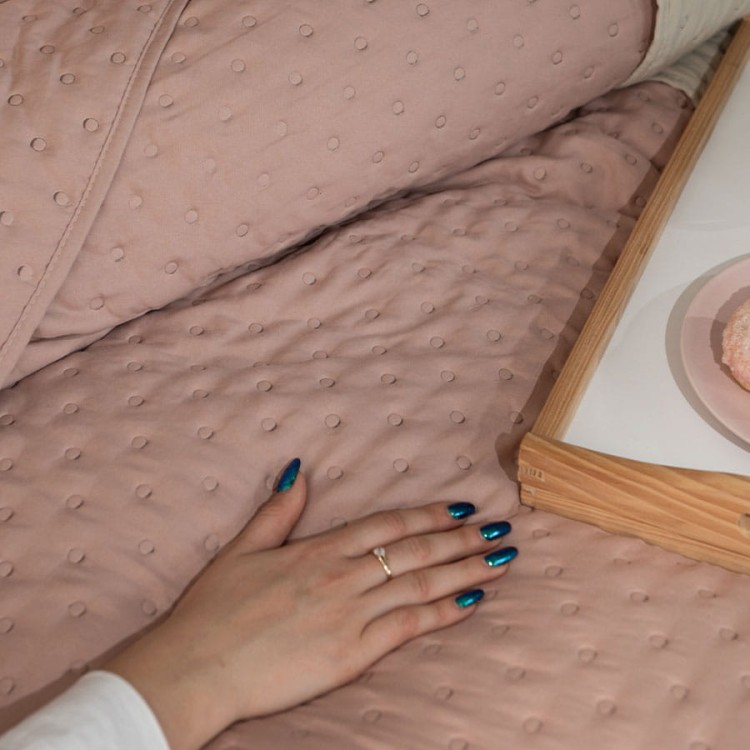 Narzuta dekoracyjna na łóżko pikowana, różowa 220x240 cm