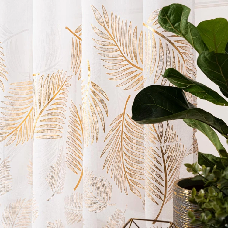 Firana gotowa na taśmie 140×250 cm – biała ze złotym połyskiem, elegancka dekoracja okna
