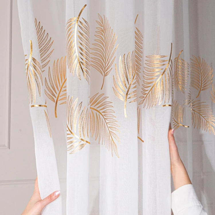 Firana gotowa na przelotkach 140×250 cm – biała ze złotym połyskiem, elegancka dekoracja okna