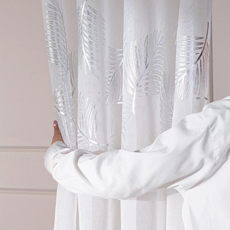 Firana gotowa na taśmie 140×250 cm – biała ze srebrnym połyskiem, elegancka dekoracja okna