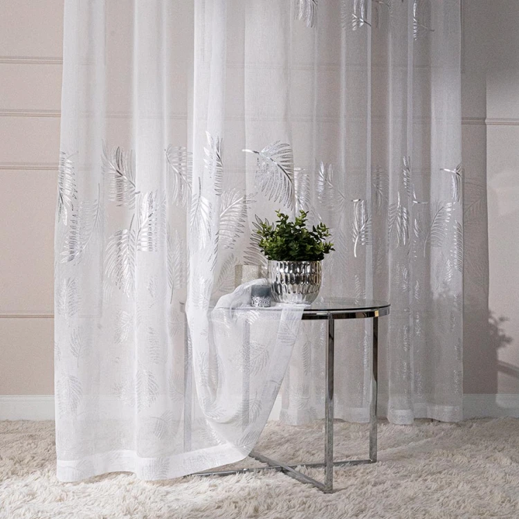 Firana gotowa na taśmie 140×250 cm – biała ze srebrnym połyskiem, elegancka dekoracja okna