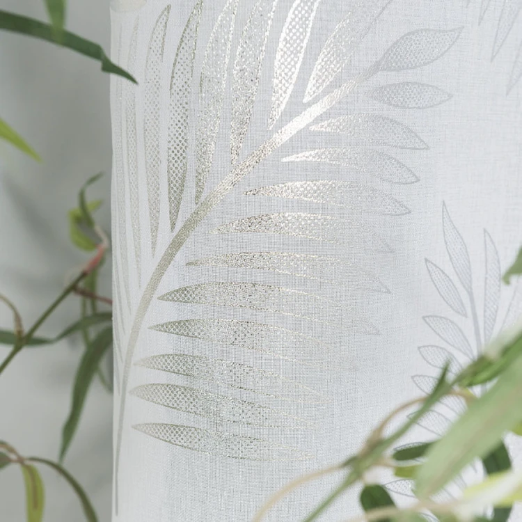 Firana gotowa na taśmie 140×250 cm – biała ze srebrnym połyskiem, elegancka dekoracja okna
