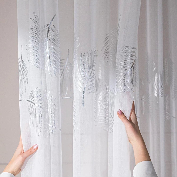 Firana gotowa na przelotkach 140×250 cm – biała ze srebrnym połyskiem, elegancka dekoracja okna