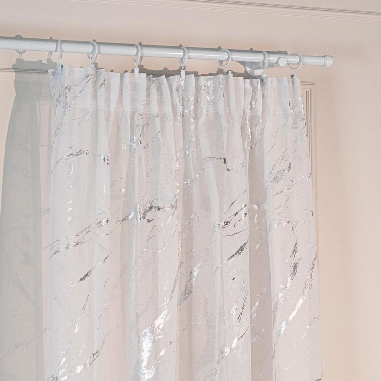 Firana gotowa biała ze srebrnym zdobieniem 140×250 cm – elegancka, na taśmie z ołowianką