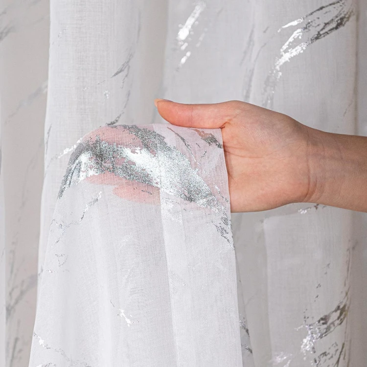 Firana gotowa biała ze srebrnym zdobieniem 140×250 cm – elegancka, na taśmie z ołowianką