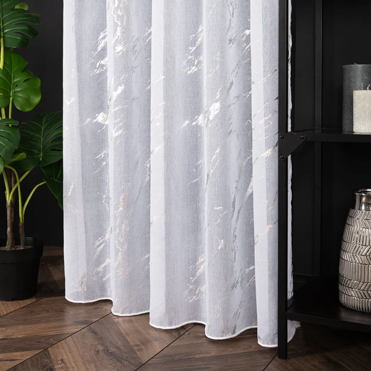 Firana gotowa biała ze srebrnym zdobieniem 140×250 cm – elegancka, na taśmie z ołowianką