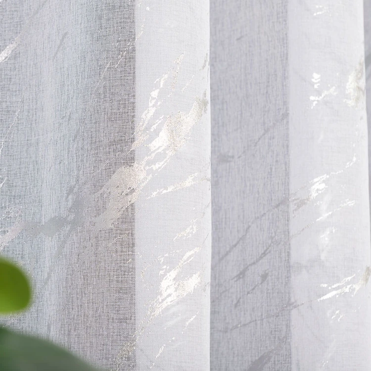 Firana gotowa biała ze srebrnym zdobieniem 140×250 cm – elegancka, na taśmie z ołowianką