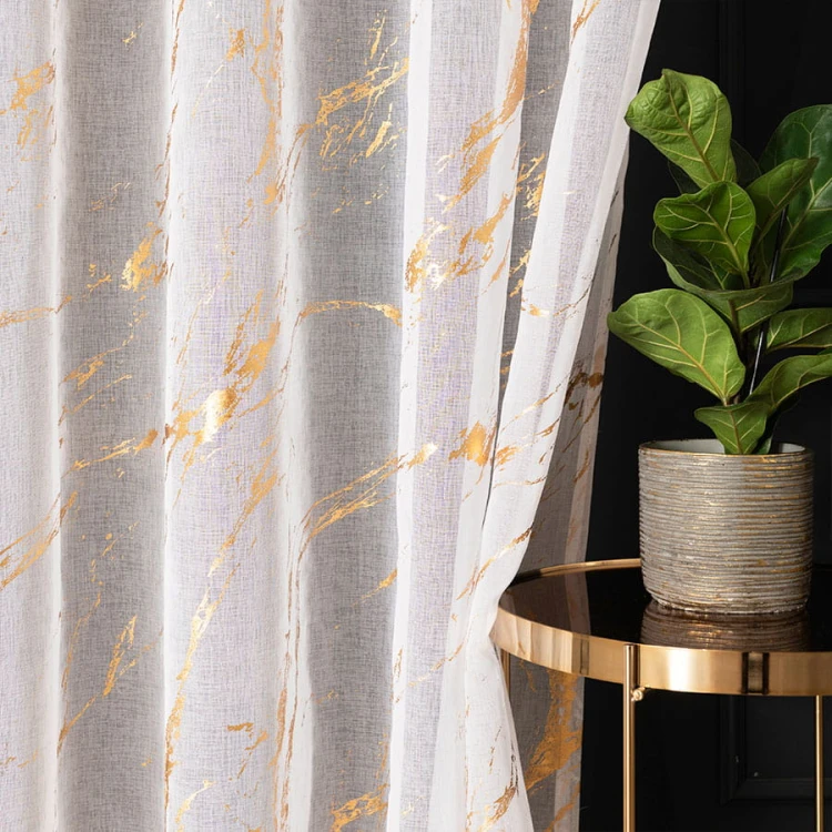 Firana gotowa biała ze złotym zdobieniem 140×250 cm – elegancka, na taśmie z ołowianką